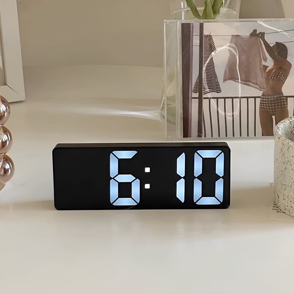 Digitalt LED-vækkeur med spejloverflade på natbord