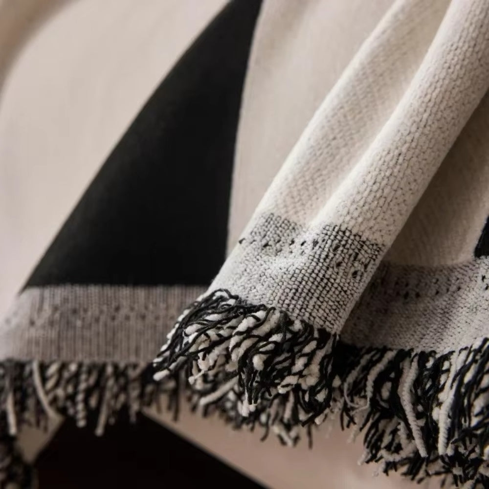 Dobbeltsidet boho sofabetræk i chenille med kvaster på sofa