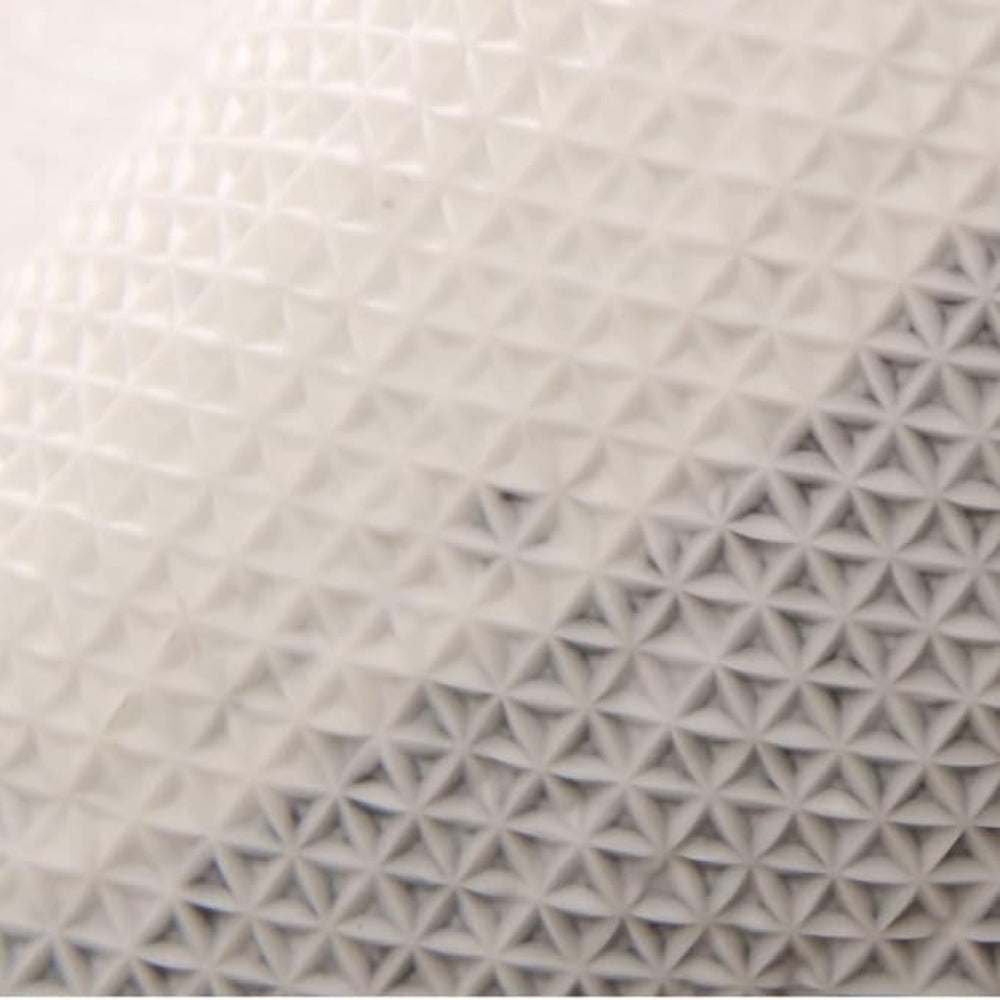 Blød bademåtte i mikrofiber med bladmønster foran badekar