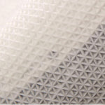 Blød bademåtte i mikrofiber med bladmønster foran badekar