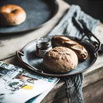 Runde serveringsbakker i metal i retrostil med mønstre