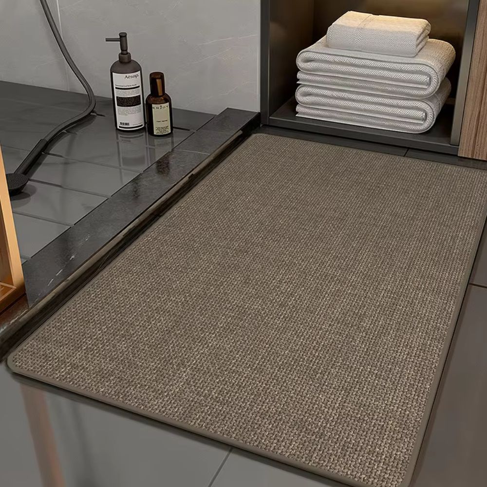 Skridsikker bademåtte i flettet design med gummibund foran bruser
