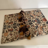 Bordløber i jacquard med vintageblomster og fugle samt kvaster