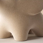 Minimalistisk elefantfigur i mat resin på en hylde