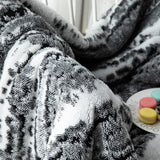 Dobbeltsidet fløjlsplaid med sherpa-fleece over sofa