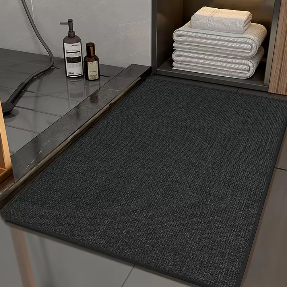 Skridsikker bademåtte i flettet design med gummibund foran bruser