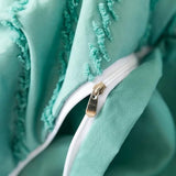 Plysset sengetøj i mikrofiber med chevronmønster på opredt seng