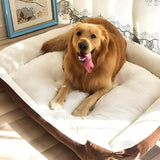 Blød beige kæledyrsseng i mikrofiber med hund der hviler i den