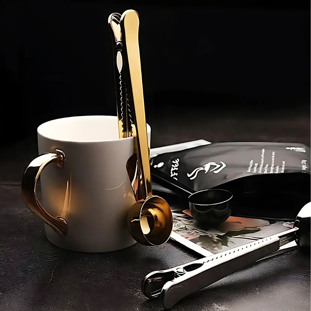 Kaffeske i rustfrit stål med integreret klemme på en kaffepose