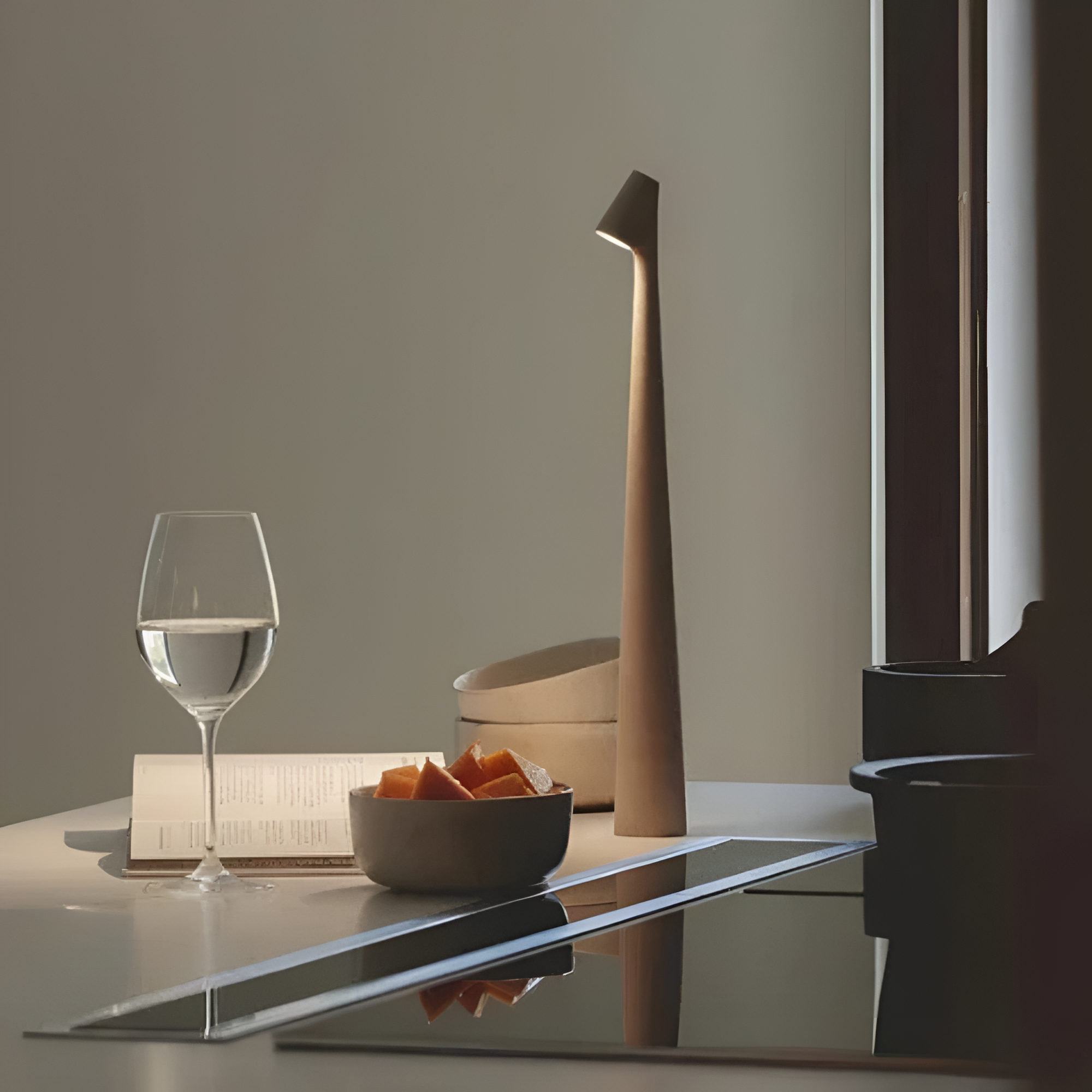 Trådløs LED-bordlampe i minimalistisk nordisk stil