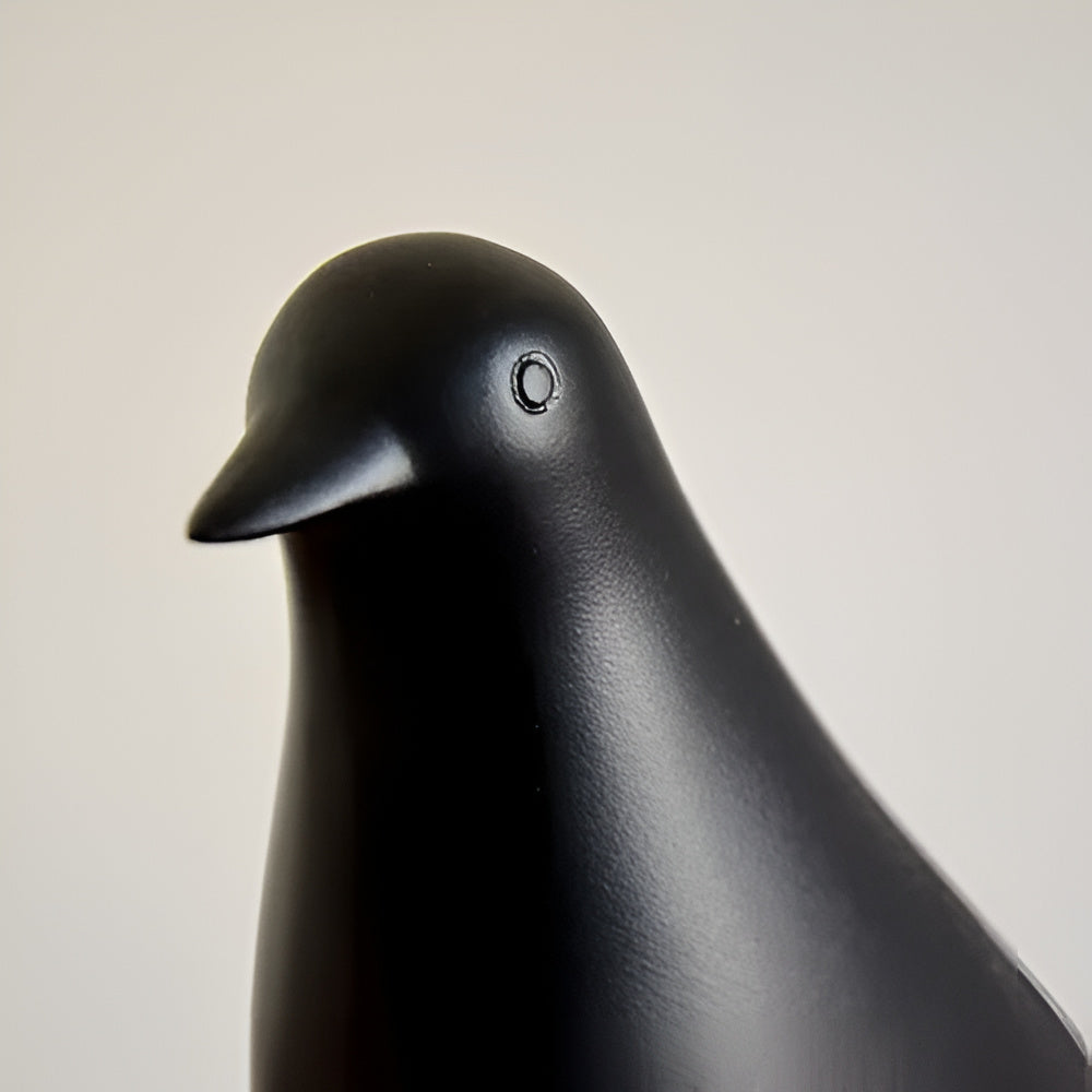 Minimalistiske sorte og hvide fuglefigurer i keramik på en hylde