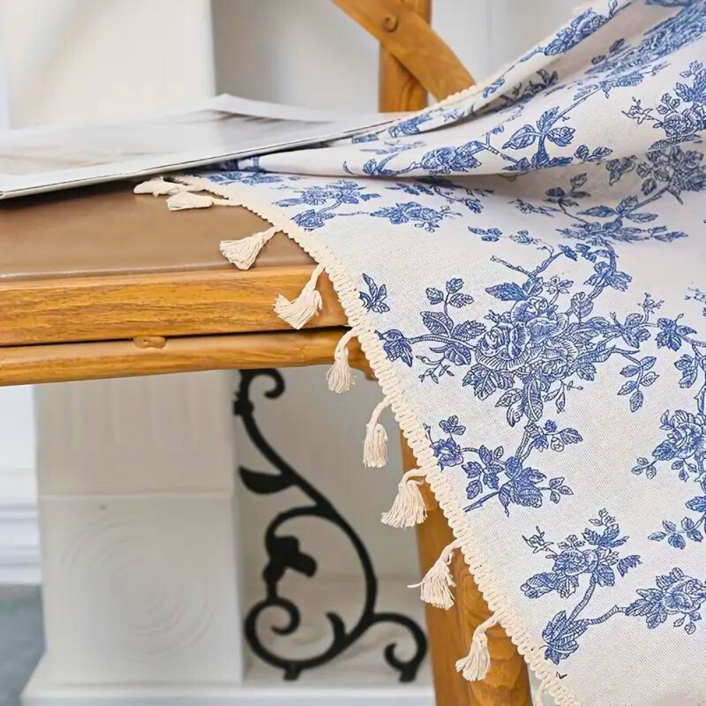 Semi-transparent gardin med mønster af blå roser og øjer
