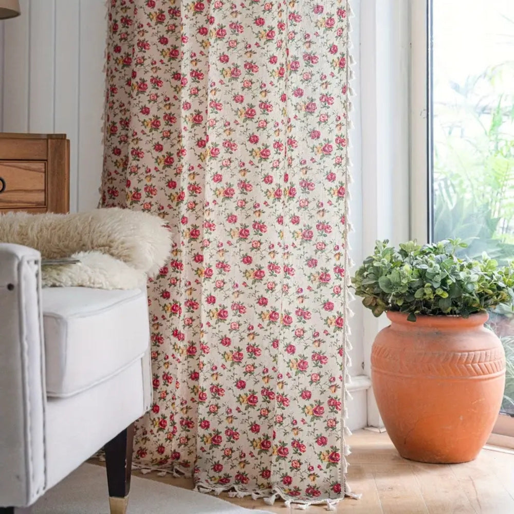 Halvgennemsigtige gardiner med blomstermønster og kvaster i boho-stil