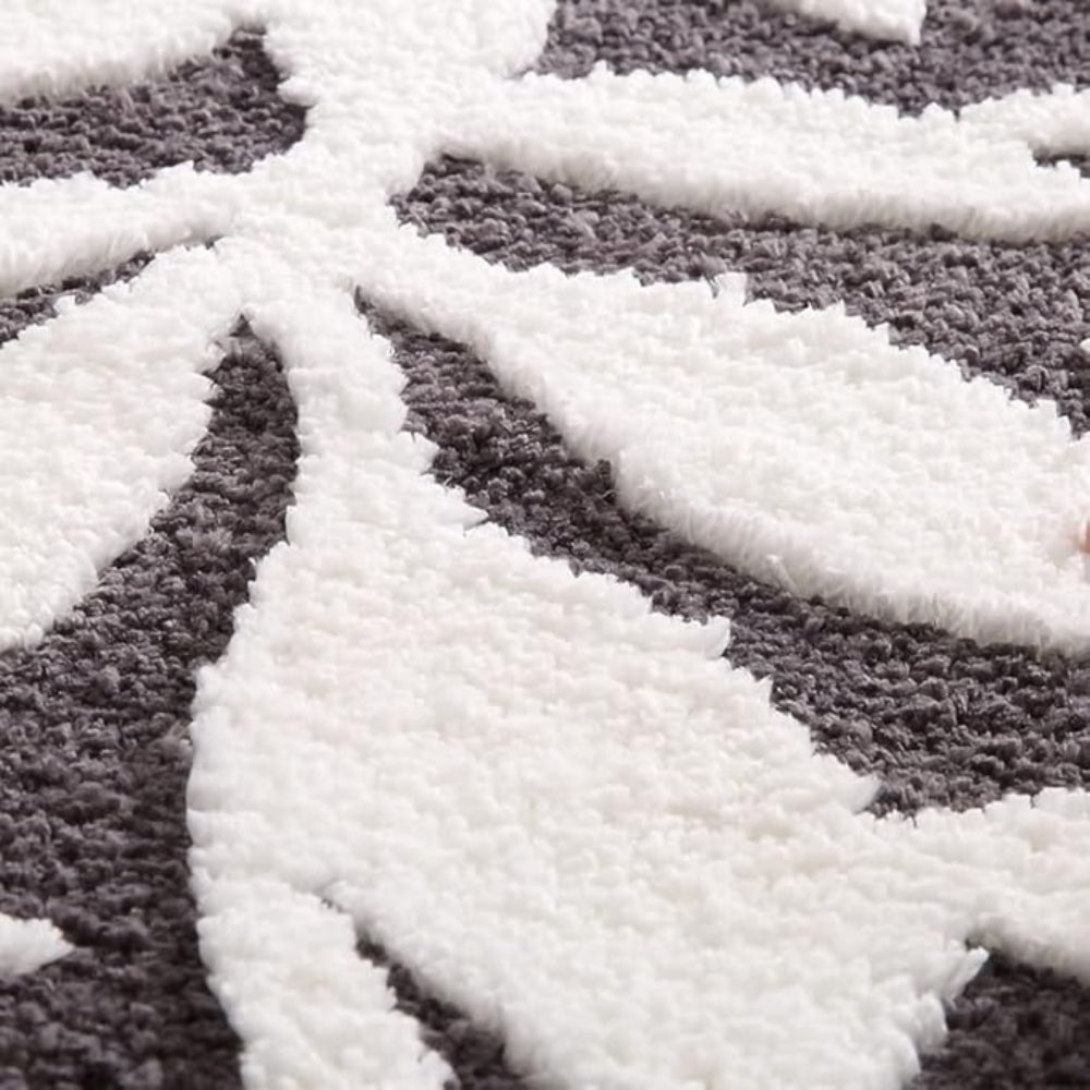 Blød bademåtte i mikrofiber med bladmønster foran badekar