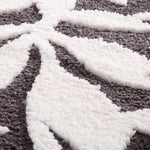 Blød bademåtte i mikrofiber med bladmønster foran badekar