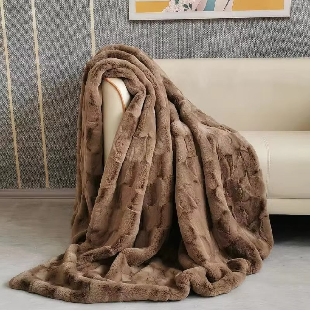 Tykt tæppe i imiteret pels i beige på sofa