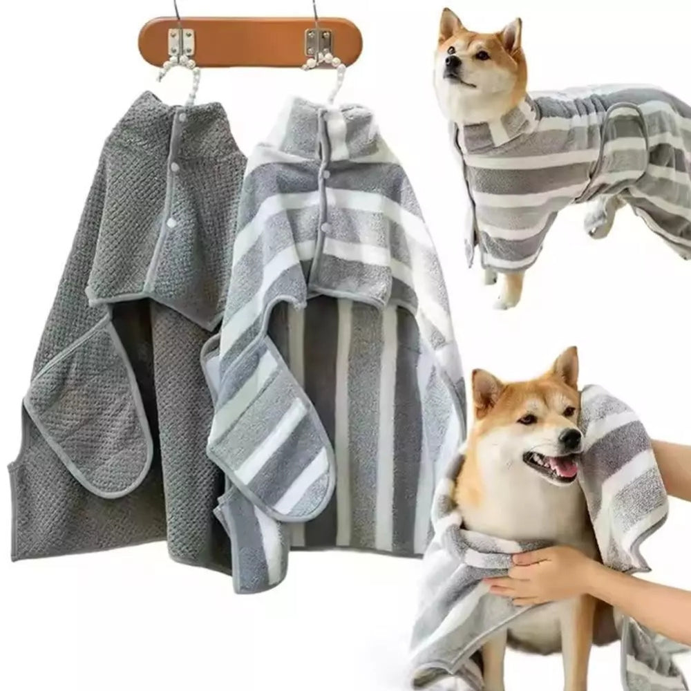 Hund i en blød hurtigtørrende badekåbe efter bad