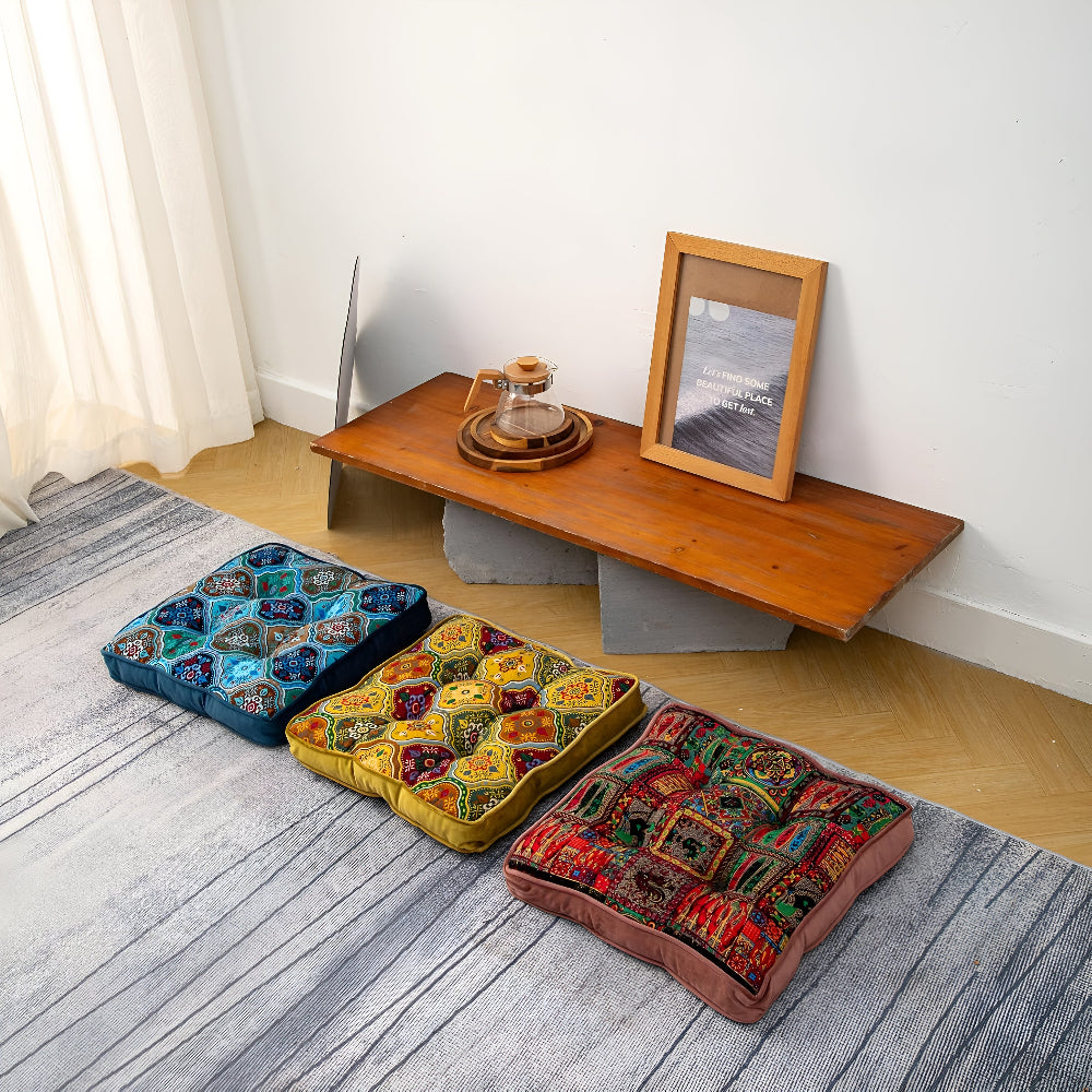 Stolepude med patchworkdesign og bindebånd i marokkansk stil