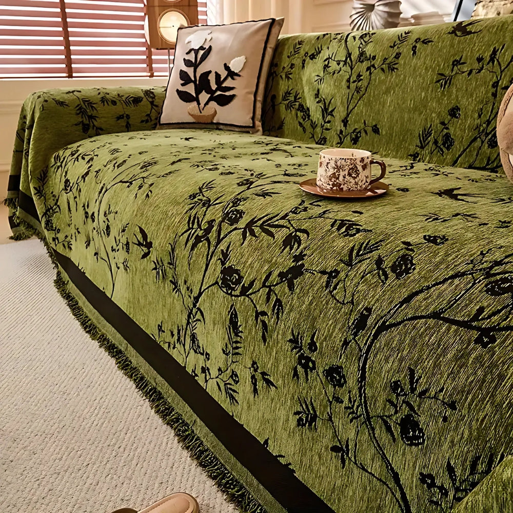 Elegant chenille sofabetræk med blomstermotiv og kvaster på sofa