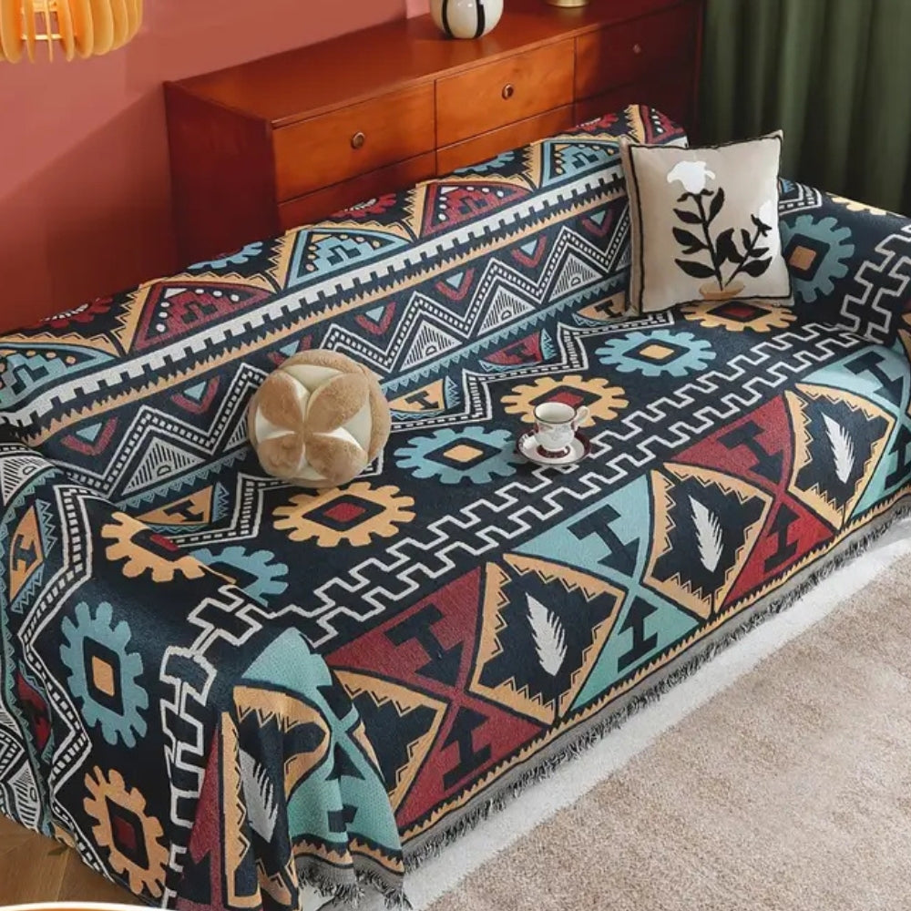 Boho sofabetræk med aztekmønster og kvaster på sofa