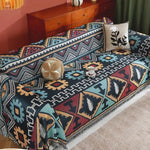 Boho sofabetræk med aztekmønster og kvaster på sofa
