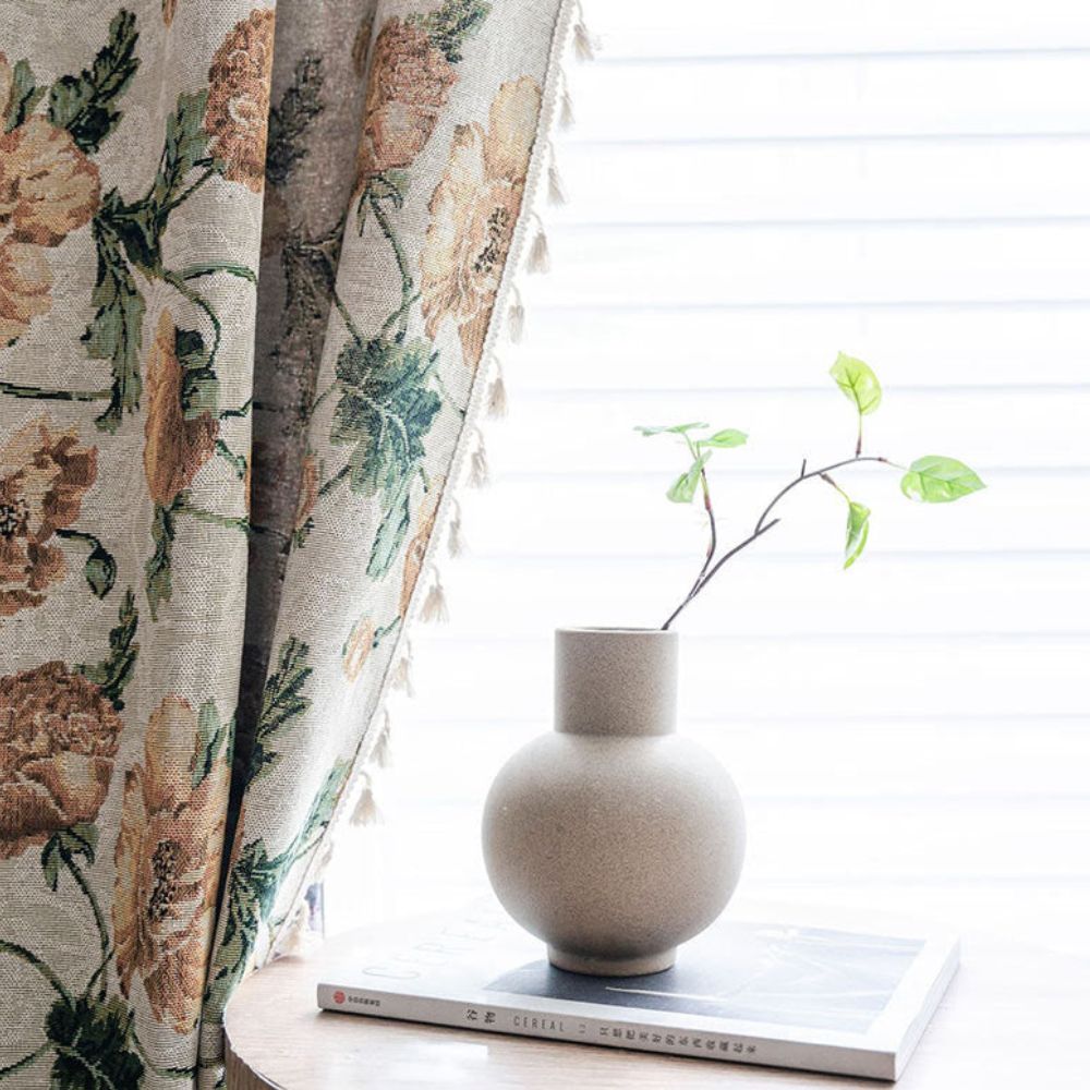 Beige lysfiltrerende gardin med vilde blomster og kvaster