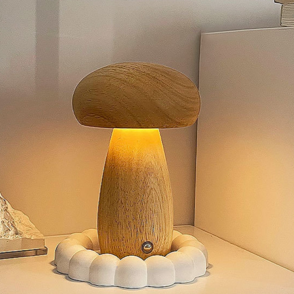 Bordlampe i træ formet som en svamp, tændt i et soveværelse