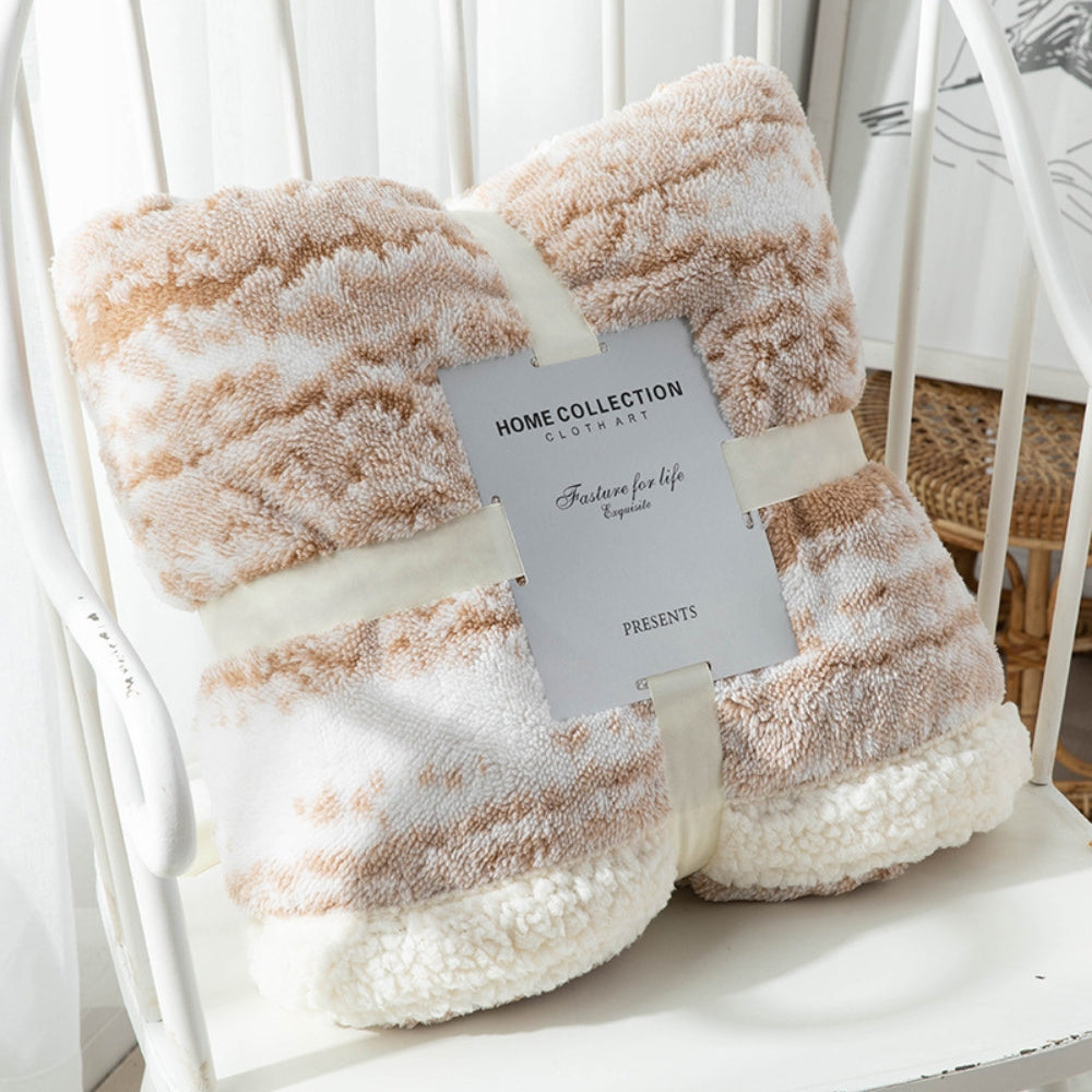 Dobbeltsidet fløjlsplaid med sherpa-fleece over sofa