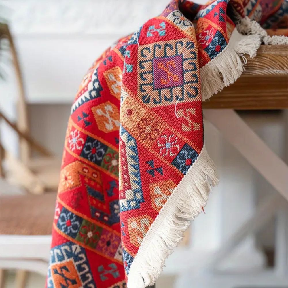 Boho-dug i jacquard med varme farver og hvide frynser