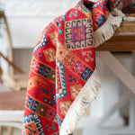 Boho-dug i jacquard med varme farver og hvide frynser