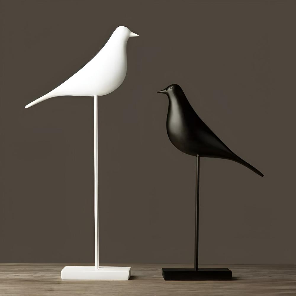 Minimalistiske sorte og hvide fuglefigurer i keramik på en hylde
