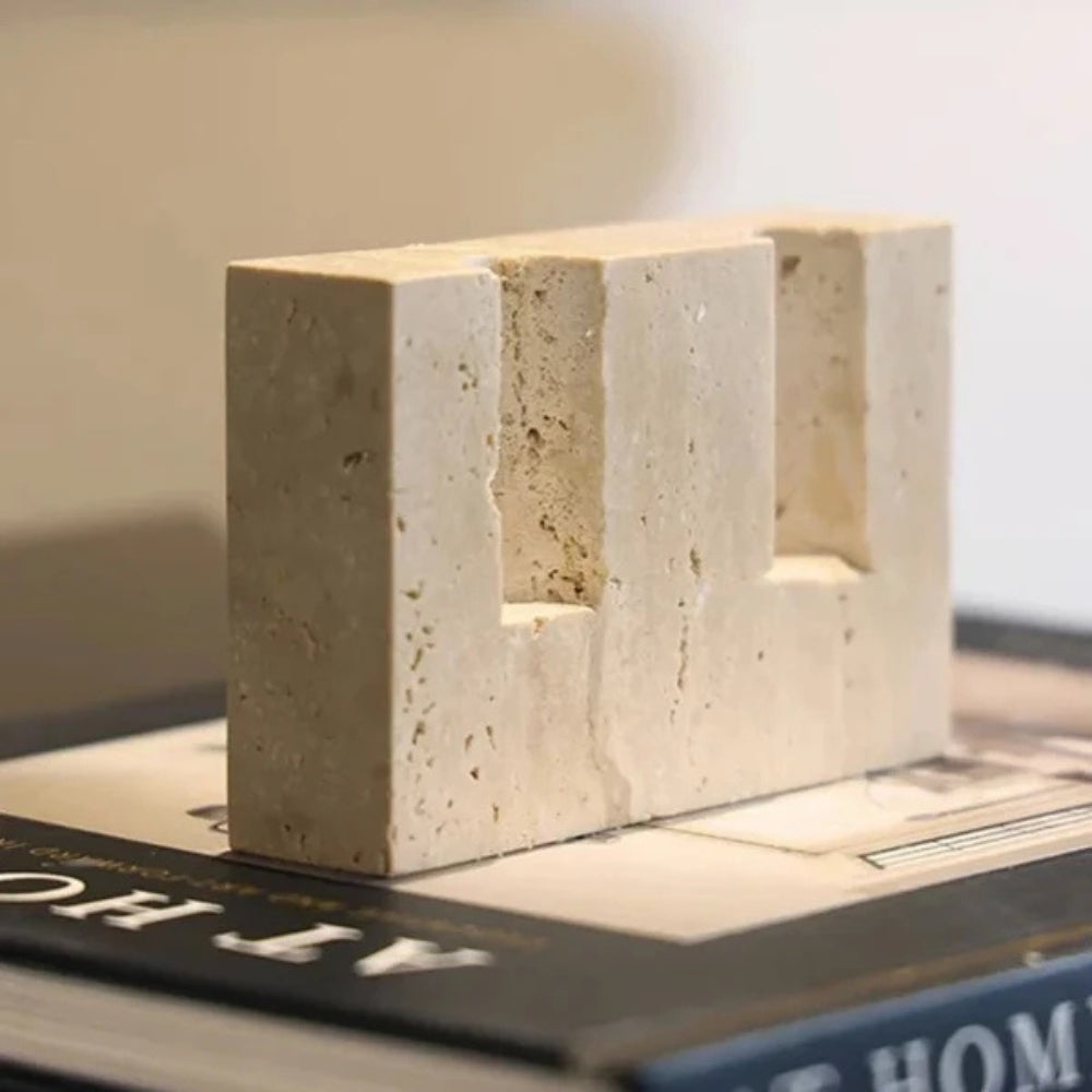 Minimalistisk lysestage i beige travertin med to kronelys