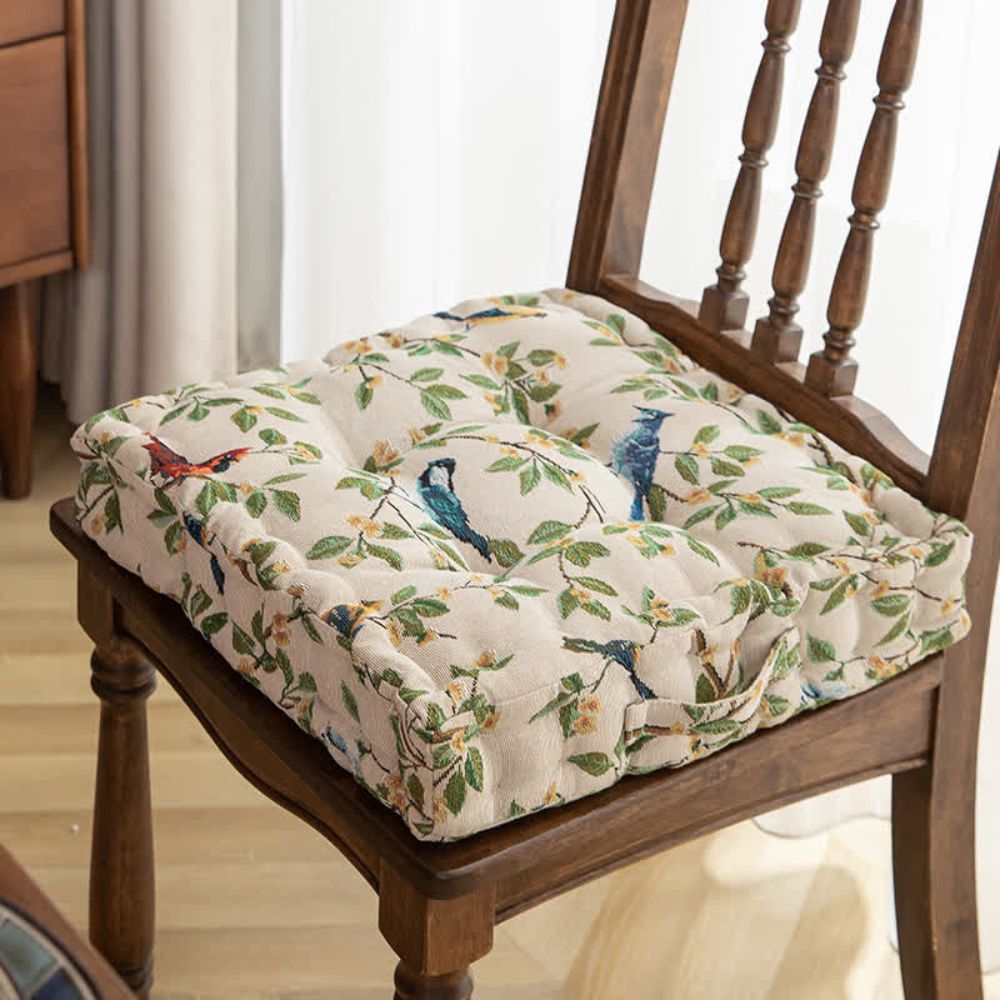 Stolepude med fugle og blade i boho-stil på stol