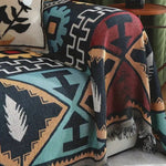 Boho sofabetræk med aztekmønster og kvaster på sofa