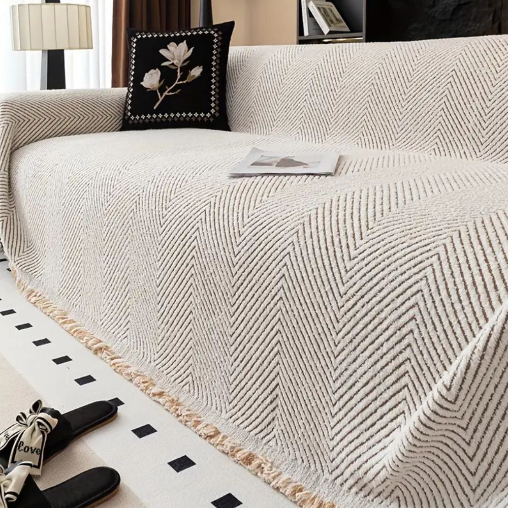 Skridsikkert sofabetræk i mikrofiber med sildebensmønster på sofa