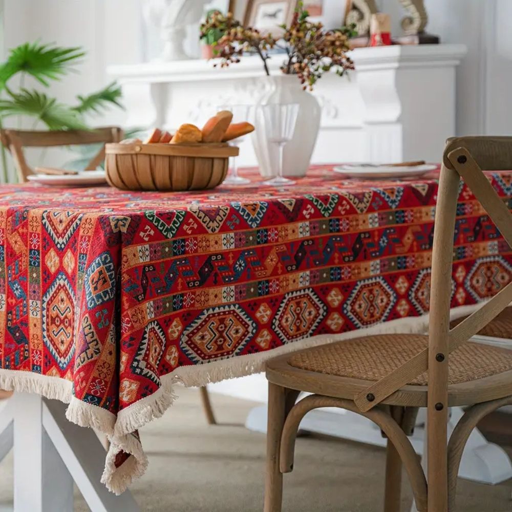 Boho-dug i jacquard med varme farver og hvide frynser