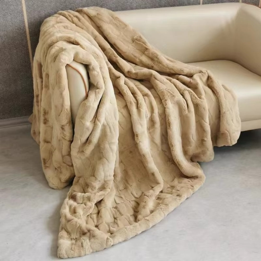 Tykt tæppe i imiteret pels i beige på sofa