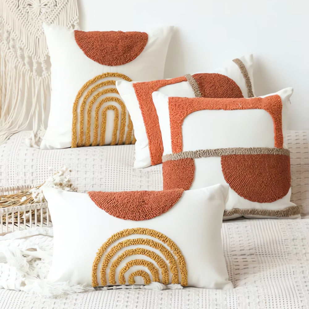 Pudebetræk med geometrisk broderi i bomuld og velour på en sofa
