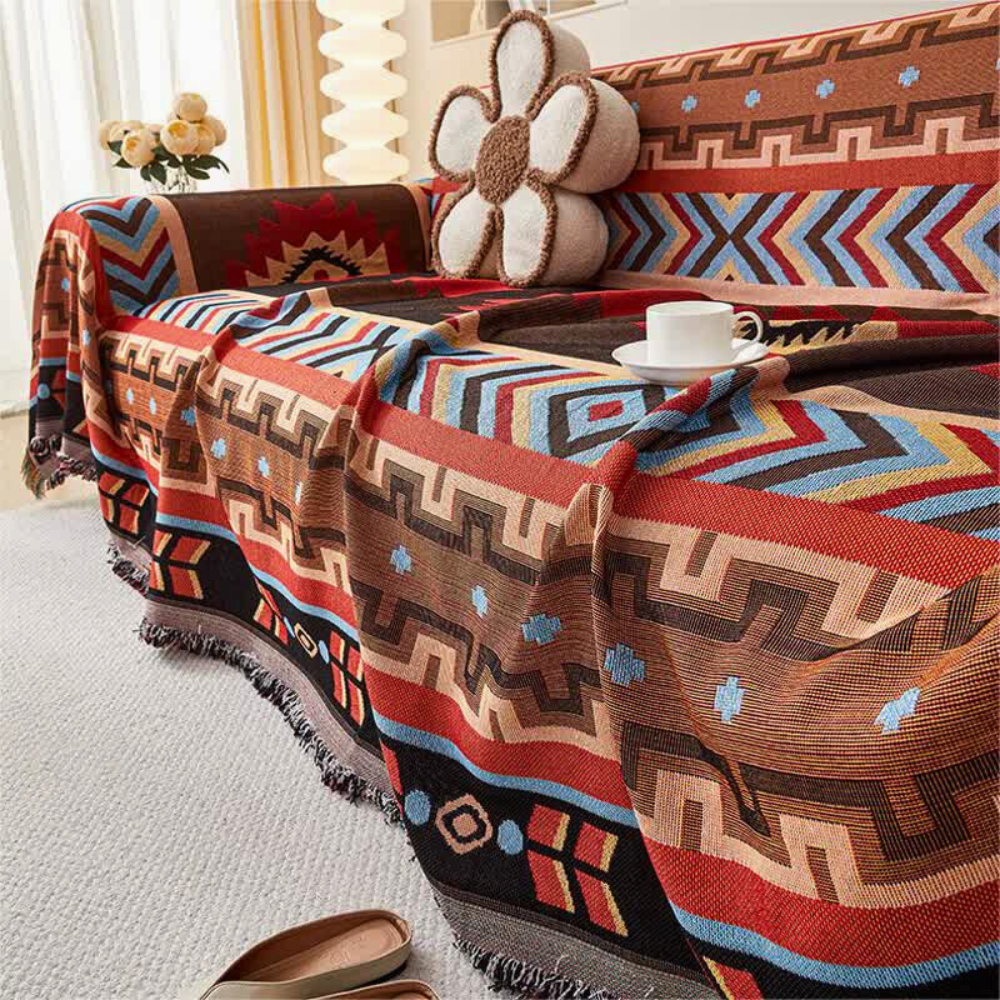 Boho sofabetræk med geometrisk mønster og kvaster på sofa