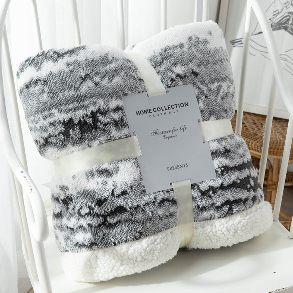 Dobbeltsidet fløjlsplaid med sherpa-fleece over sofa