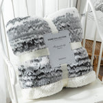 Dobbeltsidet fløjlsplaid med sherpa-fleece over sofa
