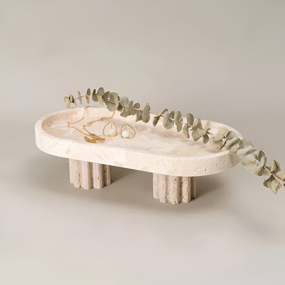 Dekorativ bakke i naturlig beige travertin med smykker