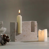 Minimalistisk lysestage i beige travertin med to kronelys