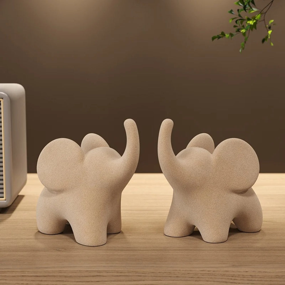 Minimalistisk elefantfigur i mat resin på en hylde