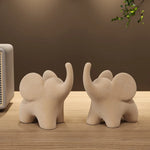 Minimalistisk elefantfigur i mat resin på en hylde