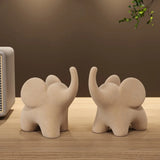 Minimalistisk elefantfigur i mat resin på en hylde