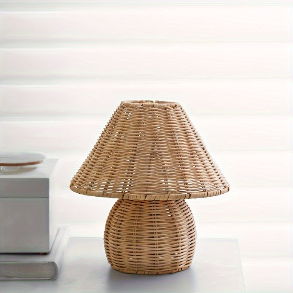 Håndvævet rattan bordlampe, der giver varmt lys i stuen