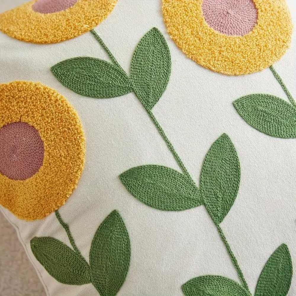 Pudebetræk med plantemønster og blomster på sofa