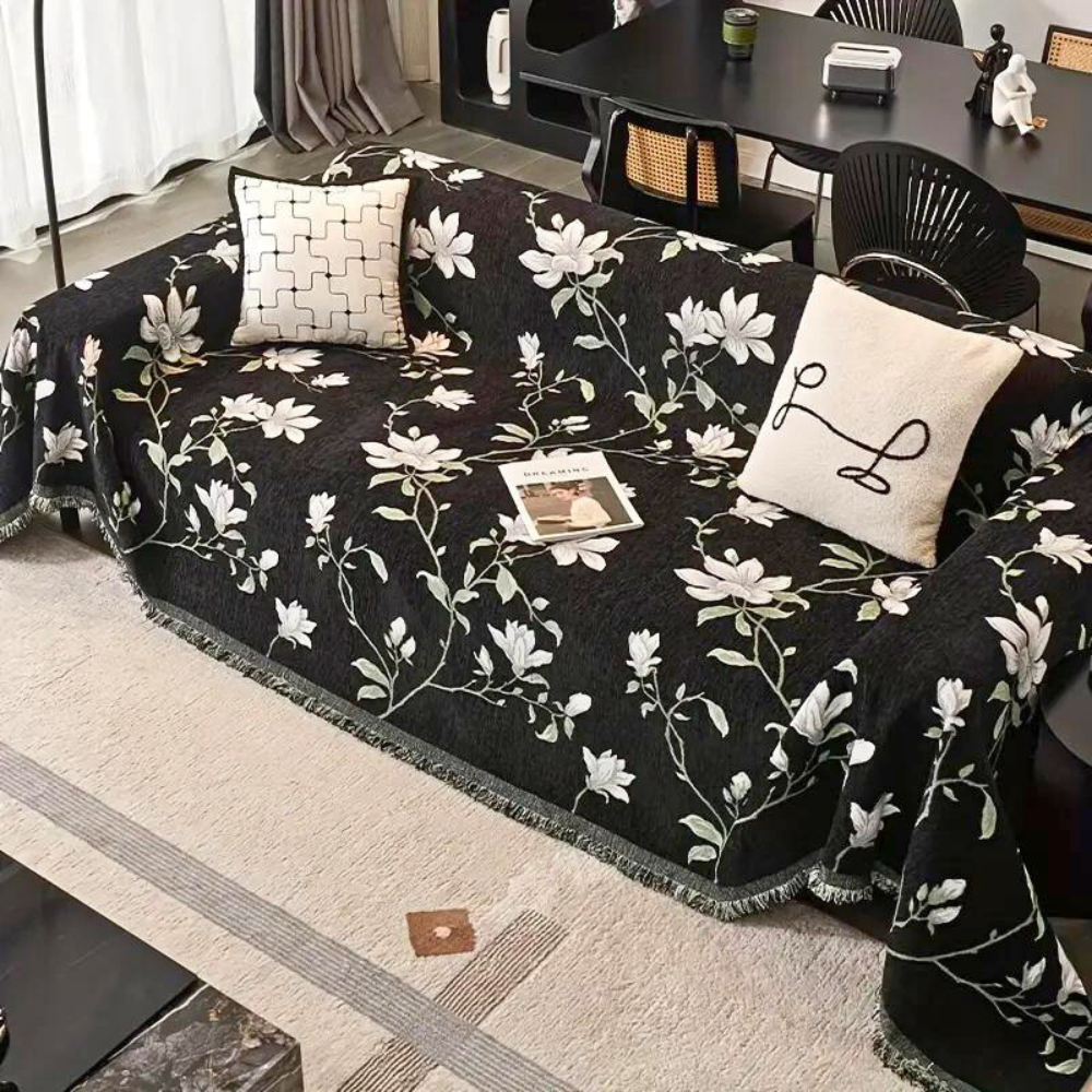 Sofabetræk i chenille med vintage blomstermønster og kvaster på sofa