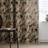 Beige lysfiltrerende gardin med vilde blomster og kvaster